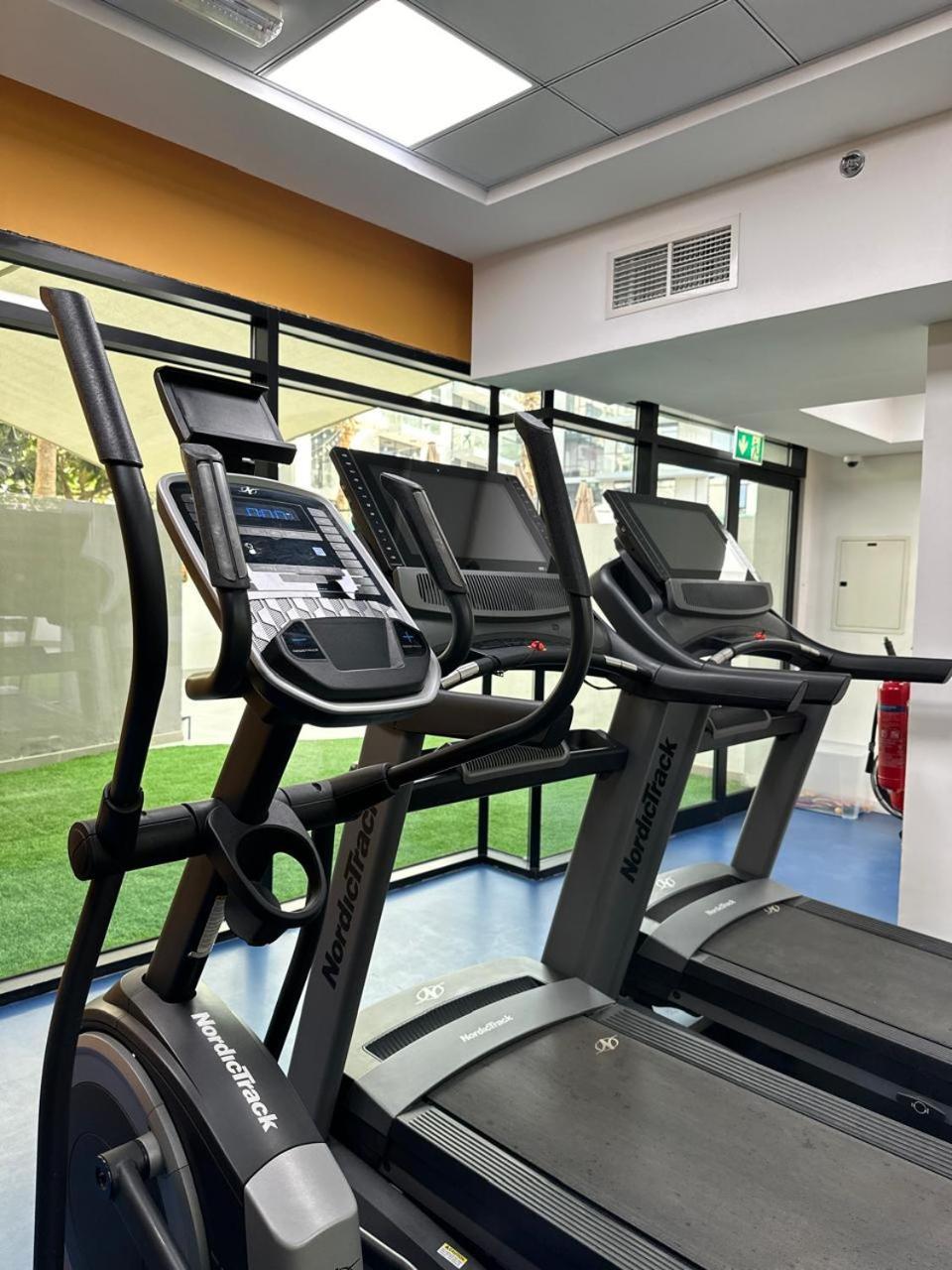 Izzzi Life Mint Aparthotel ดูไบ ภายนอก รูปภาพ