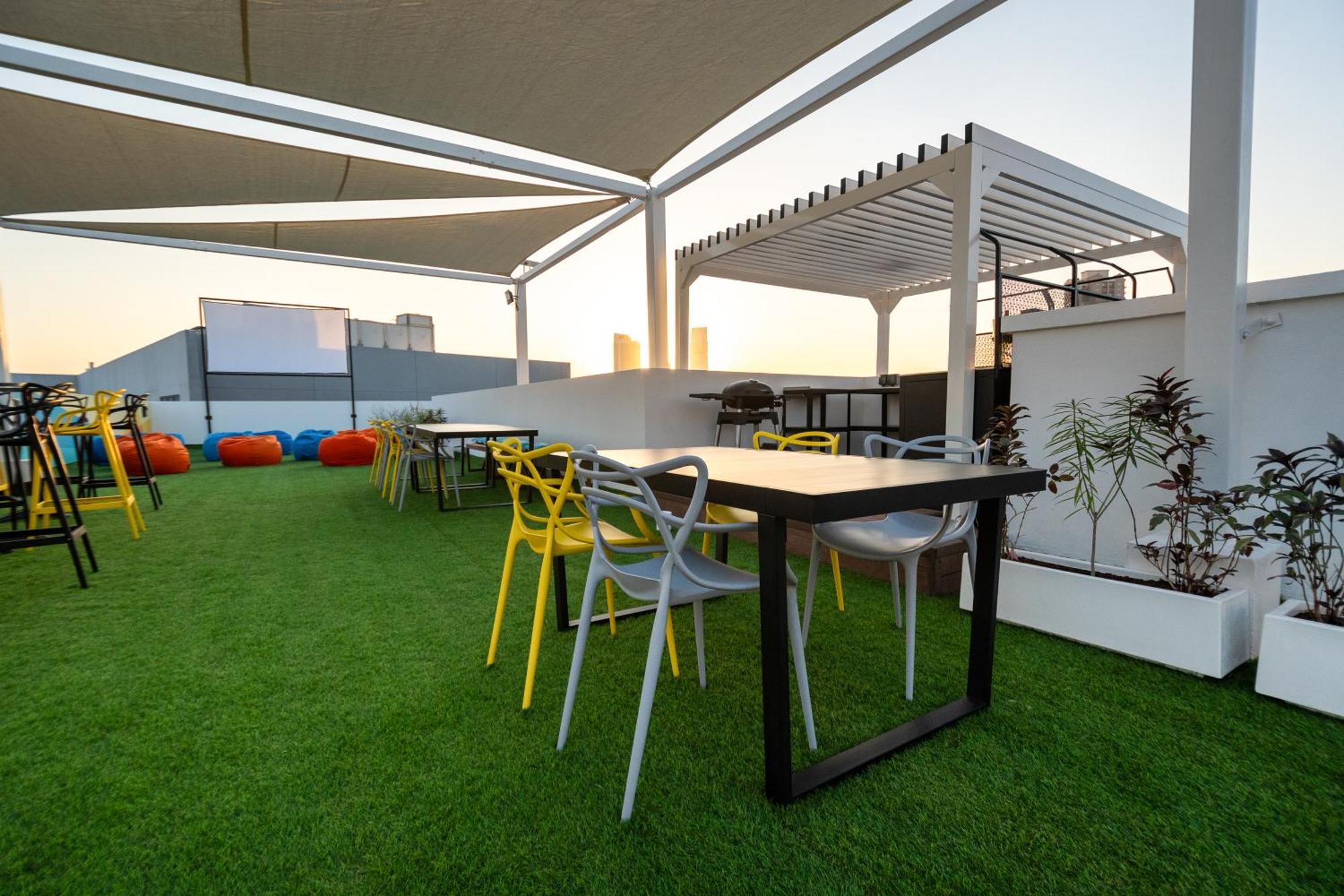 Izzzi Life Mint Aparthotel ดูไบ ภายนอก รูปภาพ