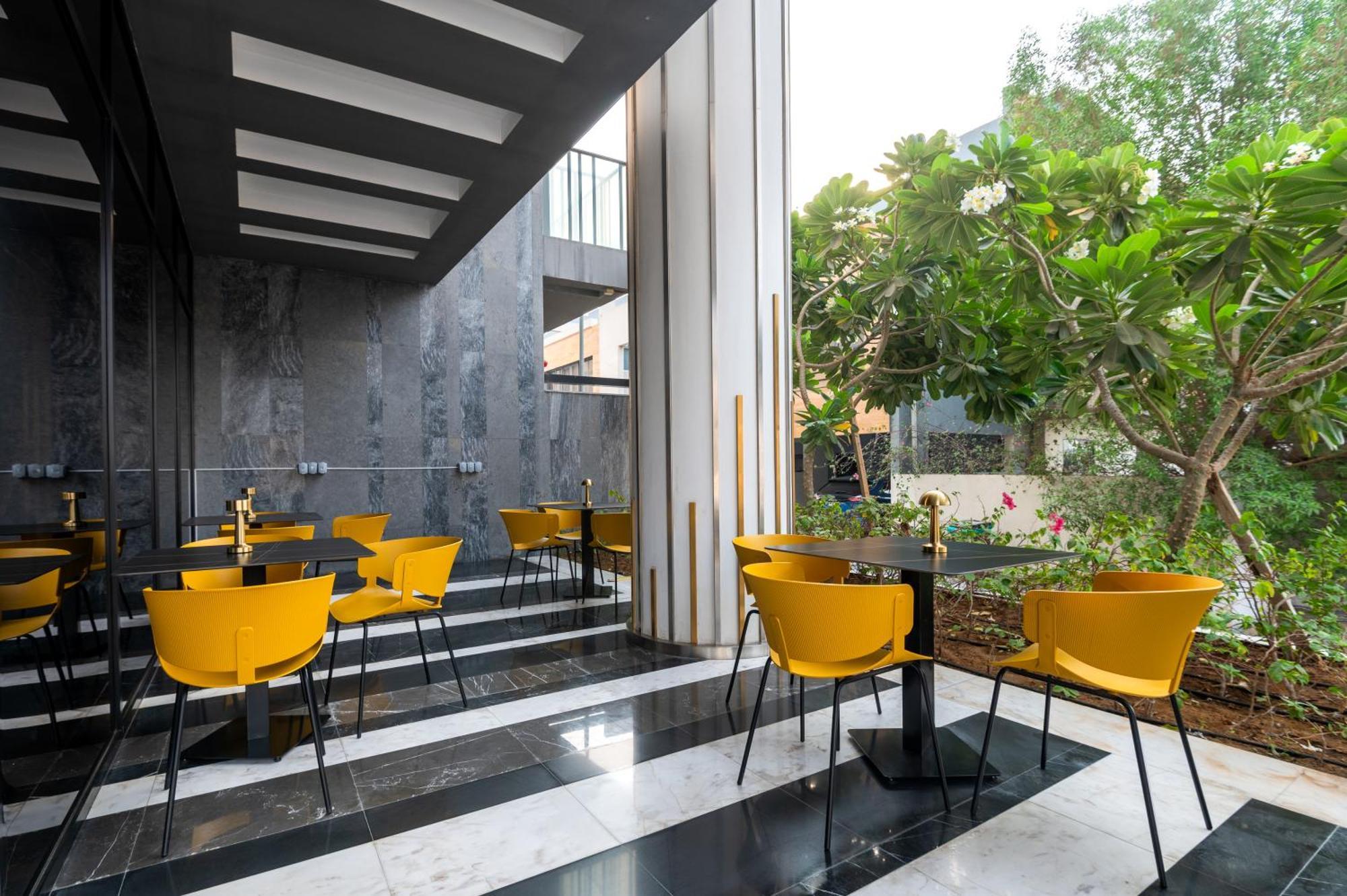 Izzzi Life Mint Aparthotel ดูไบ ภายนอก รูปภาพ